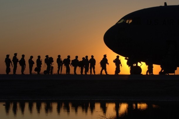 us-army-soldiers-army-men-waiting-aircraft.jpg
